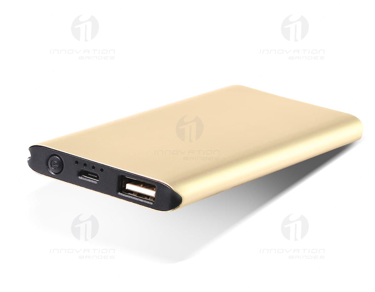 Power bank de metal com cabo micro USB preto sobre fundo branco. Power bank de metal com cabo micro USB preto sobre fundo branco.