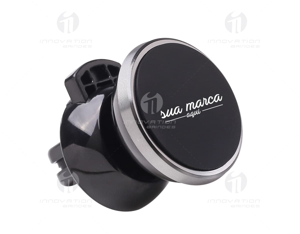 Suporte veicular magnético efficiente em ação na parte frontal de um carro. Suporte veicular magnético efficiente em ação na parte frontal de um carro.