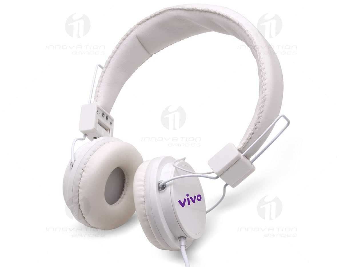 Headphone com microfone e entrada P2. Headphone com microfone e entrada P2.