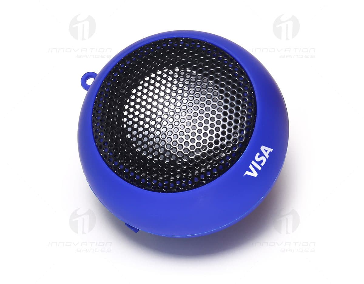 Caixa de som fora de linha em tom de azul com detalhes em prata e botões de controle visíveis. Caixa de som fora de linha em tom de azul com detalhes em prata e botões de controle visíveis.