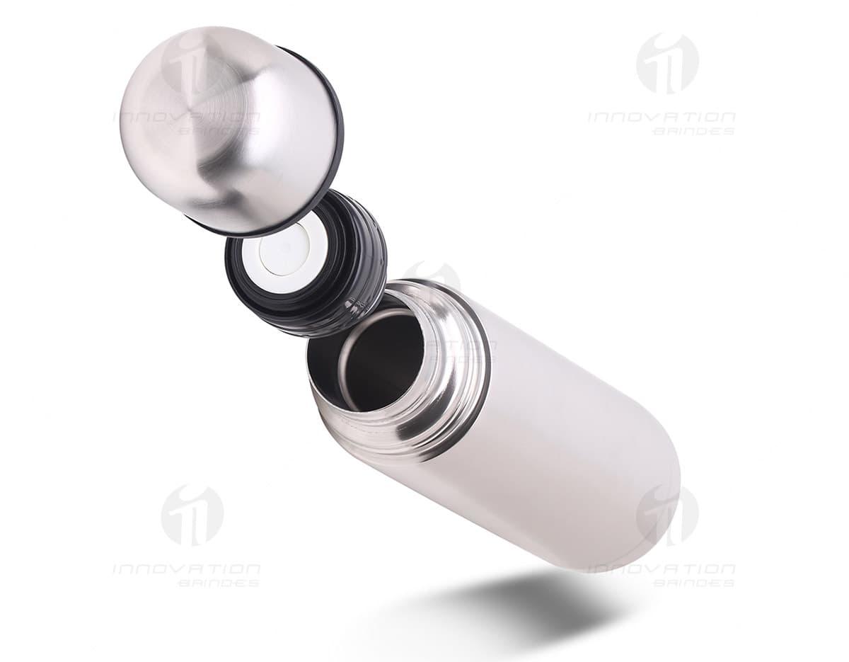 Moedor de Pimenta Metálico em fundo branco, destacando sua estrutura de metal brilhante e seu design elegante. Moedor de Pimenta Metálico em fundo branco, destacando sua estrutura de metal brilhante e seu design elegante.