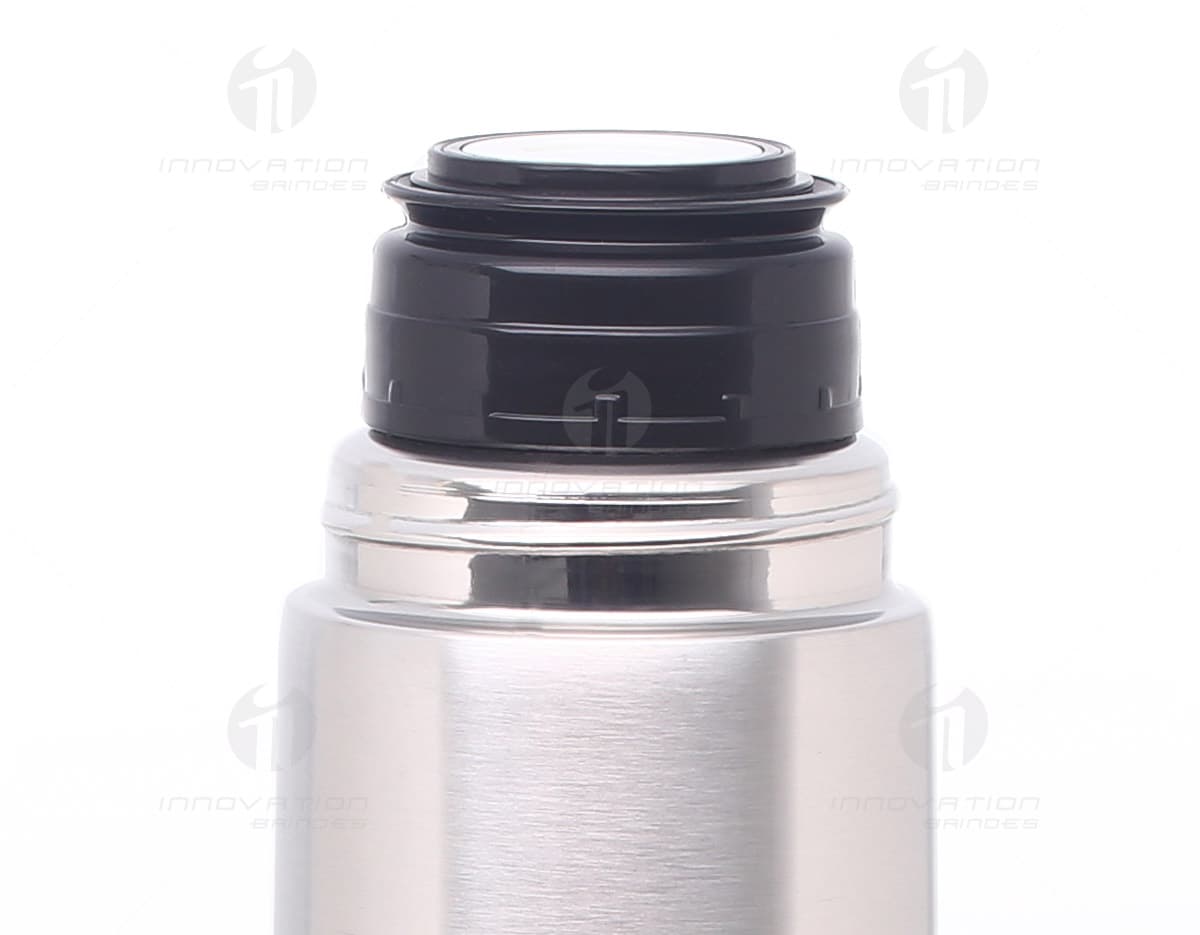 Garrafa térmica de 750ml na cor preta. Garrafa térmica de 750ml na cor preta.