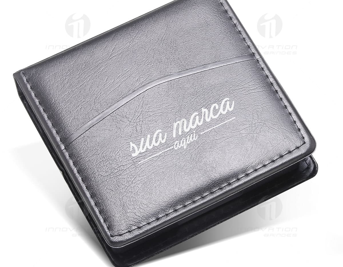 Porta cartões em PVC adesivo branco com espaço para inserir cartões de visita. Porta cartões em PVC adesivo branco com espaço para inserir cartões de visita.