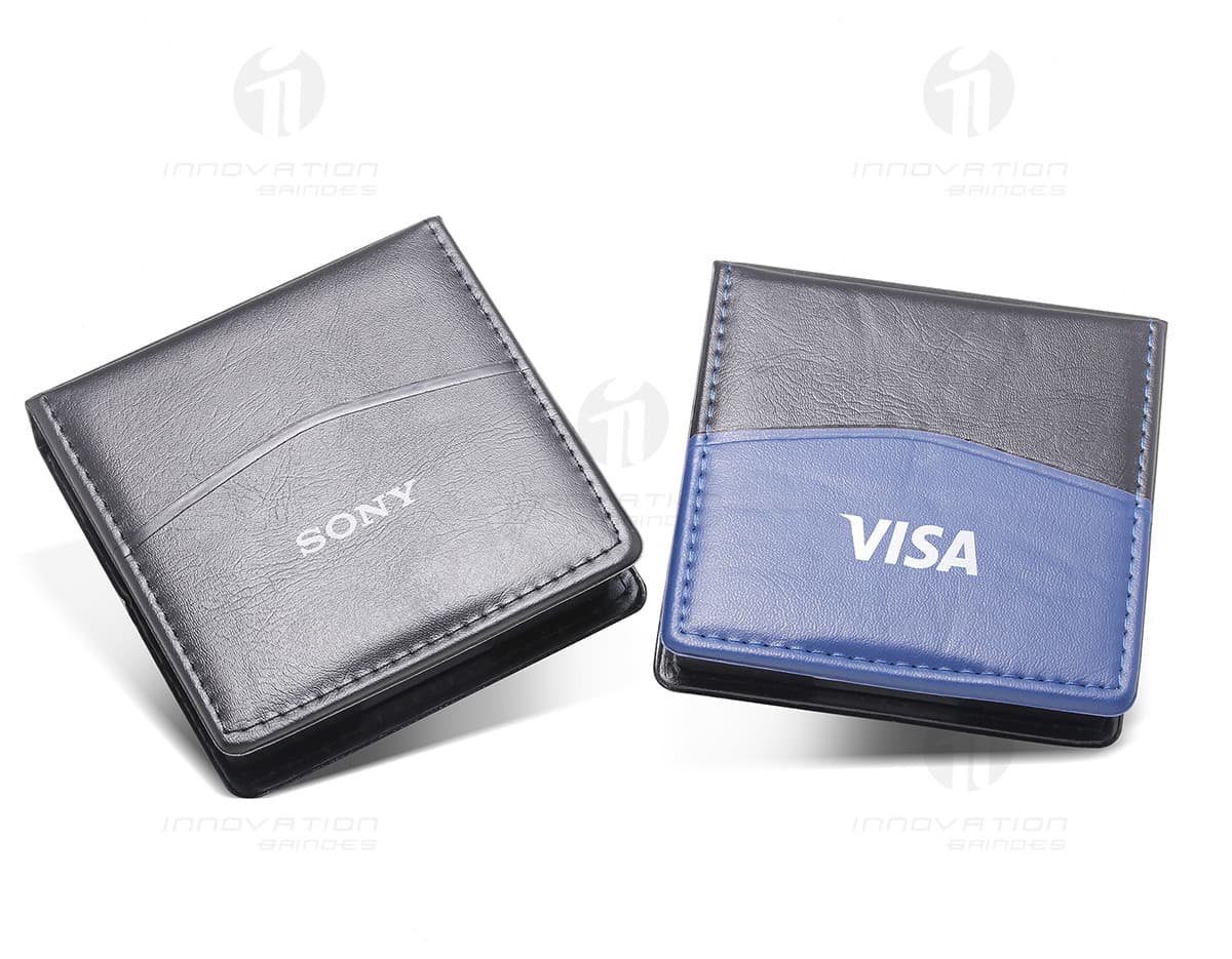 Caderno com autoadesivo azul, com capa dura e diversos blocos de autoadesivos coloridos. Caderno com autoadesivo azul, com capa dura e diversos blocos de autoadesivos coloridos.