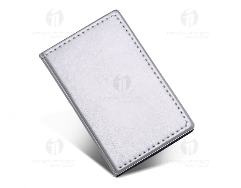 Caderneta moleskine preta com elástico, marcador de página e porta caneta acoplado.