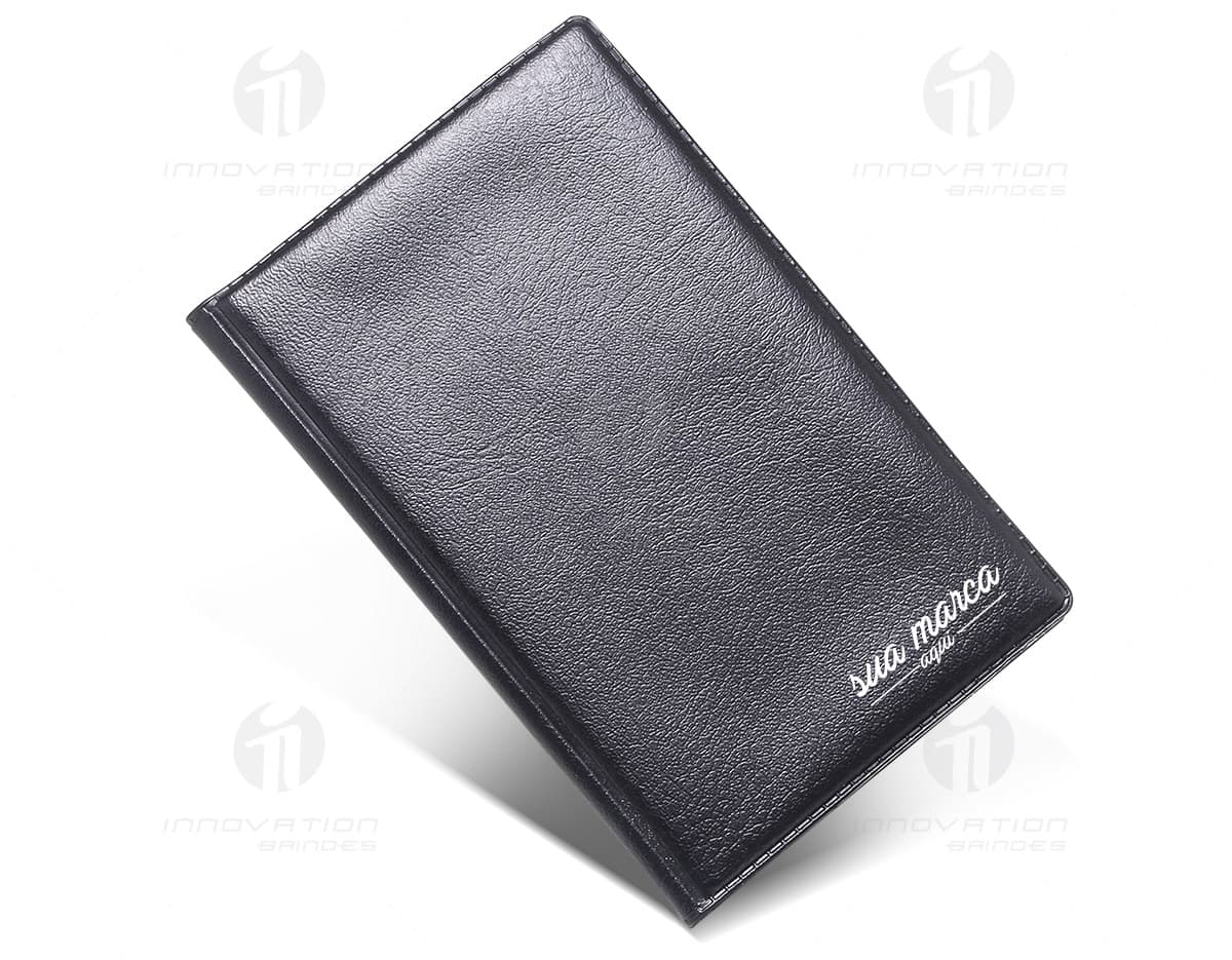 Bloco de Anotações Couro Sintético em tom de marrom escuro com costura aparente e detalhes em metal dourado. Bloco de Anotações Couro Sintético em tom de marrom escuro com costura aparente e detalhes em metal dourado.