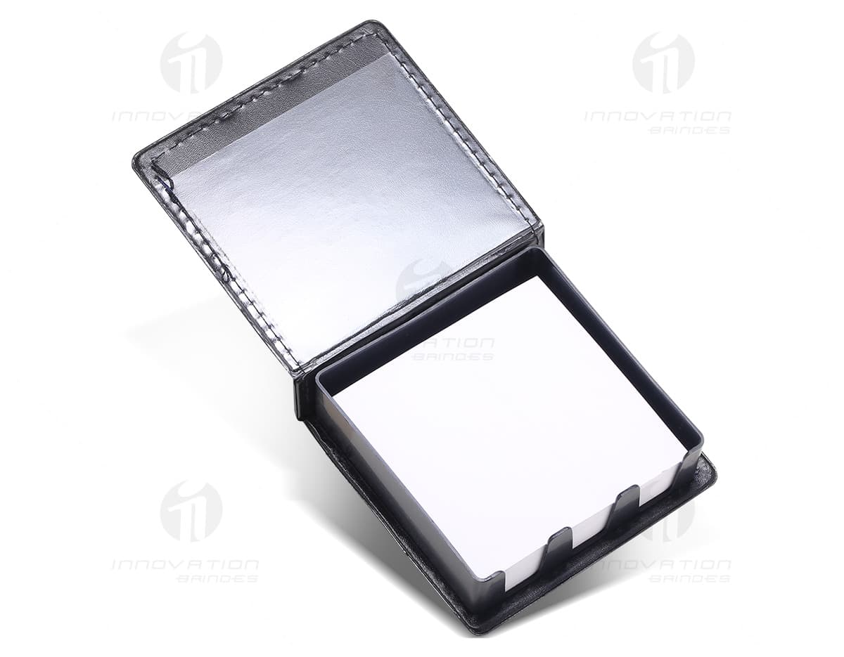 Bloco de couro sintético com suporte para organização. Bloco de couro sintético com suporte para organização.