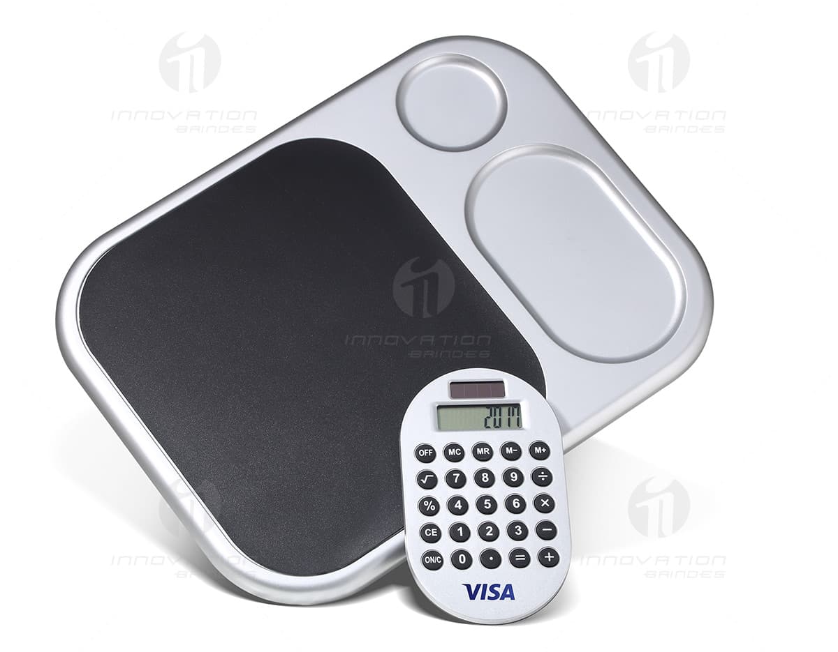 Mouse pad com calculadora embutida e suporte de ímã. Ideal para uso no escritório ou em casa, proporcionando praticidade e eficiência durante suas atividades. A combinação de tecnologia eletrônica e funcionalidade em um único dispositivo. Mouse pad com calculadora embutida e suporte de ímã. Ideal para uso no escritório ou em casa, proporcionando praticidade e eficiência durante suas atividades. A combinação de tecnologia eletrônica e funcionalidade em um único dispositivo.