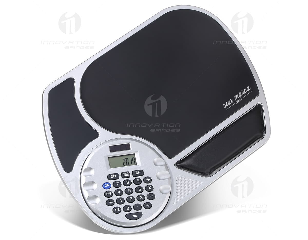 Mouse pad solar com calculadora plástica em um ambiente de escritório. O dispositivo eletrônico possui display digital, teclado, botões e números, sendo utilizado para cálculos financeiros e comunicação. O equipamento conta com tecnologia wireless e é portátil, ideal para uso em atividades de trabalho e telefonia móvel. Mouse pad solar com calculadora plástica em um ambiente de escritório. O dispositivo eletrônico possui display digital, teclado, botões e números, sendo utilizado para cálculos financeiros e comunicação. O equipamento conta com tecnologia wireless e é portátil, ideal para uso em atividades de trabalho e telefonia móvel.