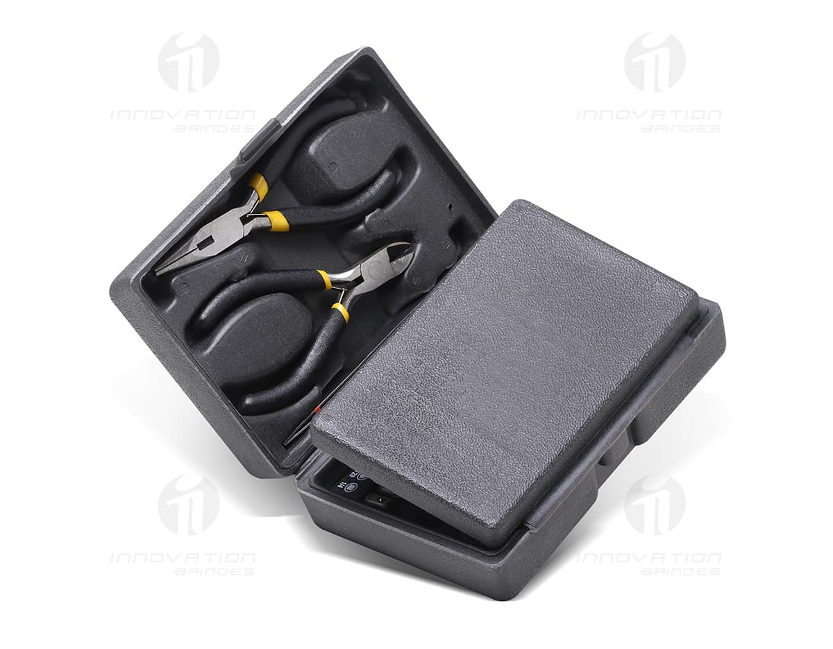 Kit churrasco contendo 19 itens, incluindo facas, garfos, pegadores e espetos, dispostos em uma caixa de madeira. Kit churrasco contendo 19 itens, incluindo facas, garfos, pegadores e espetos, dispostos em uma caixa de madeira.