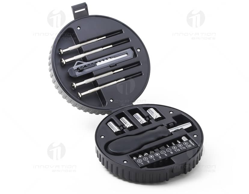 Kit ferramenta em forma de pneu com 20 peças diversas.