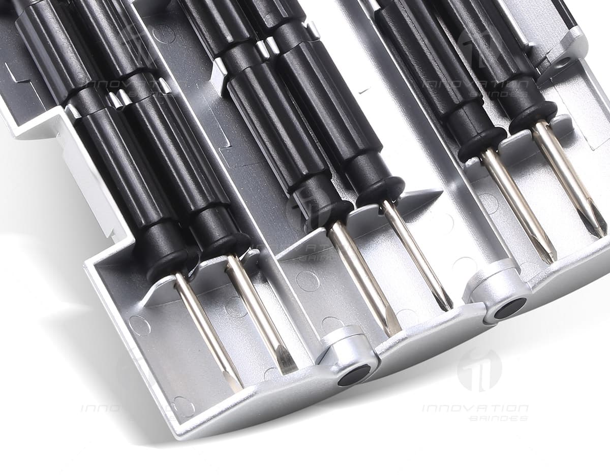 Kit ferramenta 6 peças para manutenção em fundo branco. O conjunto inclui martelo, chave de fenda, alicate, entre outros itens. Kit ferramenta 6 peças para manutenção em fundo branco. O conjunto inclui martelo, chave de fenda, alicate, entre outros itens.