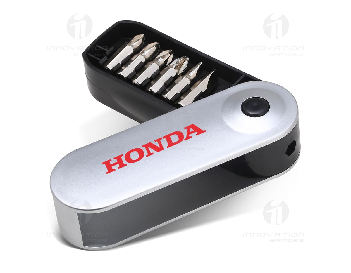 Caderno PU com Powerbank e 64 folhas em fundo branco, destacando a capa de couro sintético preto com Powerbank embutido e diversas folhas brancas com pautas. Caderno PU com Powerbank e 64 folhas em fundo branco, destacando a capa de couro sintético preto com Powerbank embutido e diversas folhas brancas com pautas.