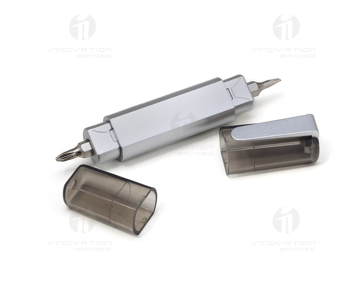 Kit 2 Chaves: Philips e Fenda em um fundo branco. Kit 2 Chaves: Philips e Fenda em um fundo branco.