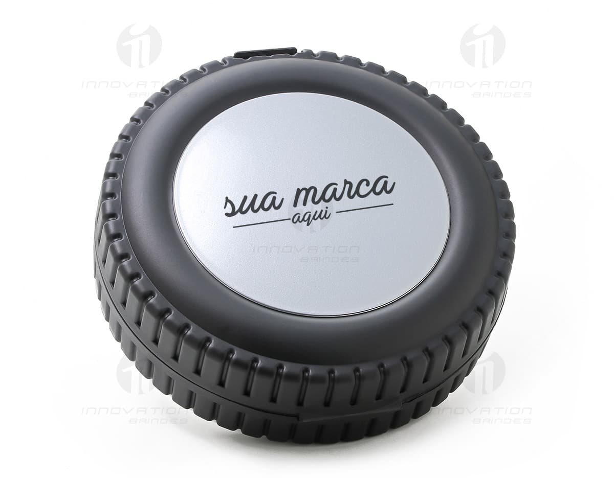 Kit de ferramentas 11 peças em destaque em fundo branco. O conjunto inclui chaves de fenda, alicates e martelo, organizados em caixa resistente. Kit de ferramentas 11 peças em destaque em fundo branco. O conjunto inclui chaves de fenda, alicates e martelo, organizados em caixa resistente.