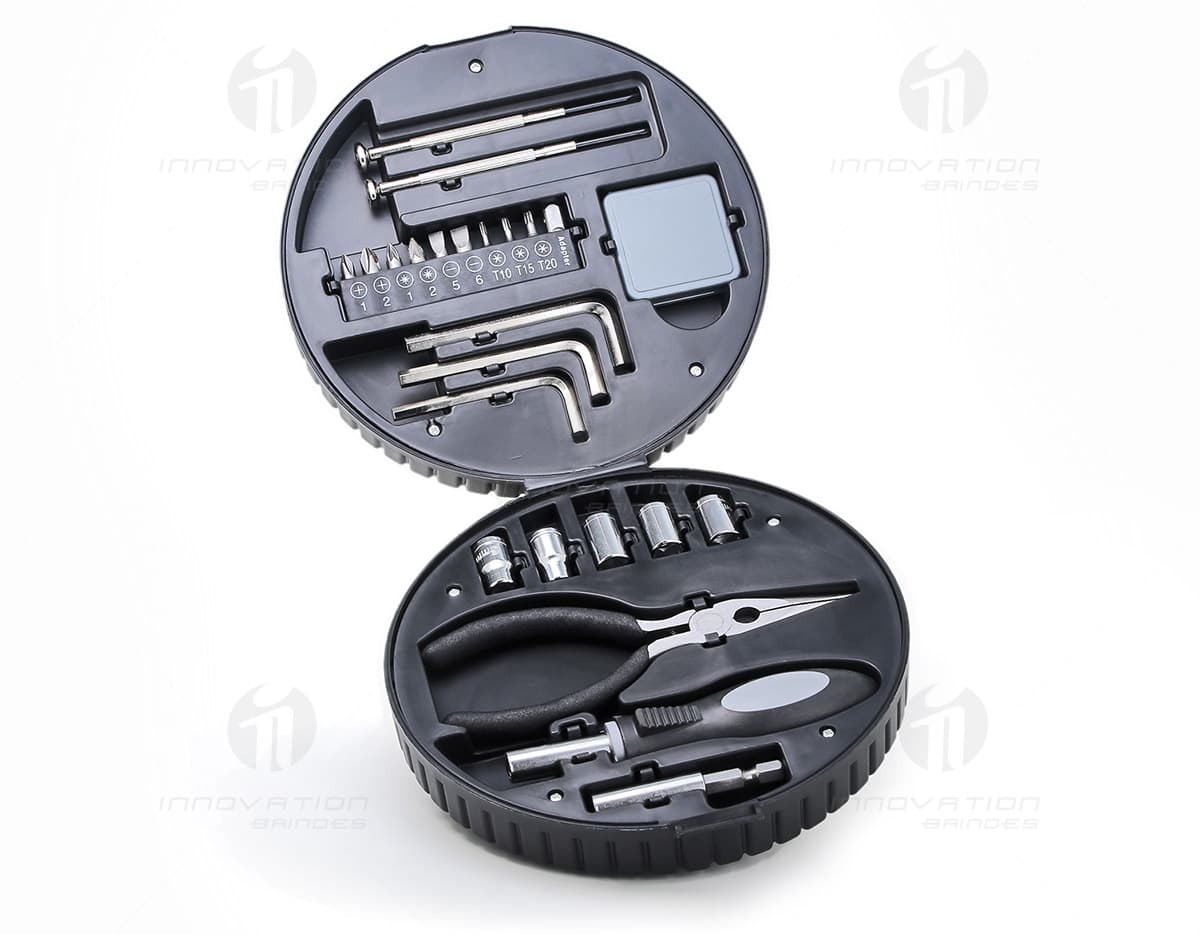 Kit ferramentas em estojo especial para pneu, contendo chaves de roda, macaco hidráulico, chave de fenda, alicate e outras ferramentas úteis para troca de pneus. Kit ferramentas em estojo especial para pneu, contendo chaves de roda, macaco hidráulico, chave de fenda, alicate e outras ferramentas úteis para troca de pneus.