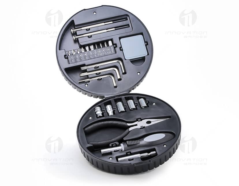 Kit ferramentas em estojo especial para pneu, contendo chaves de roda, macaco hidráulico, chave de fenda, alicate e outras ferramentas úteis para troca de pneus.