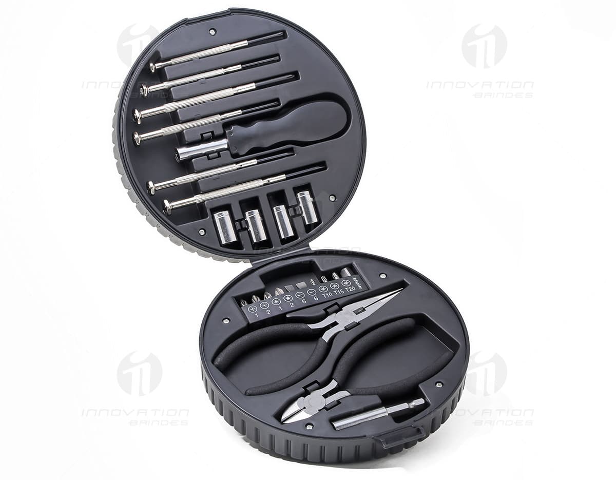 Kit de Ferramentas em Formato de Pneu, composto por diversas ferramentas em um case em formato de pneu de carro. Kit de Ferramentas em Formato de Pneu, composto por diversas ferramentas em um case em formato de pneu de carro.