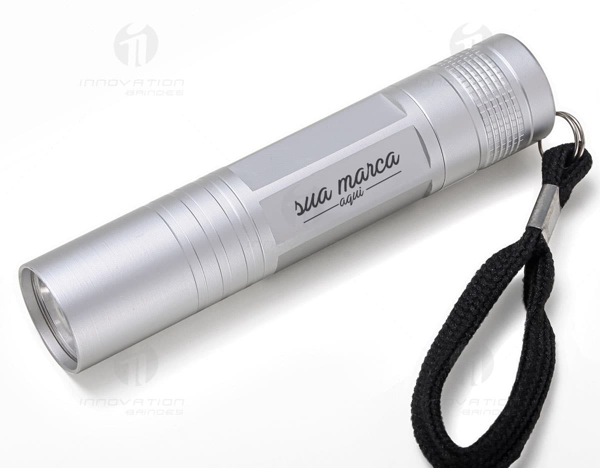 Caneta de metal touch em cor prata sobre fundo branco. Caneta de metal touch em cor prata sobre fundo branco.