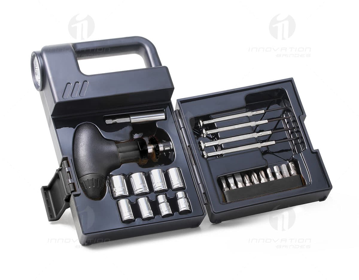 Kit Ferramentas com Lanterna e 26 Peças em fundo branco. Kit Ferramentas com Lanterna e 26 Peças em fundo branco.
