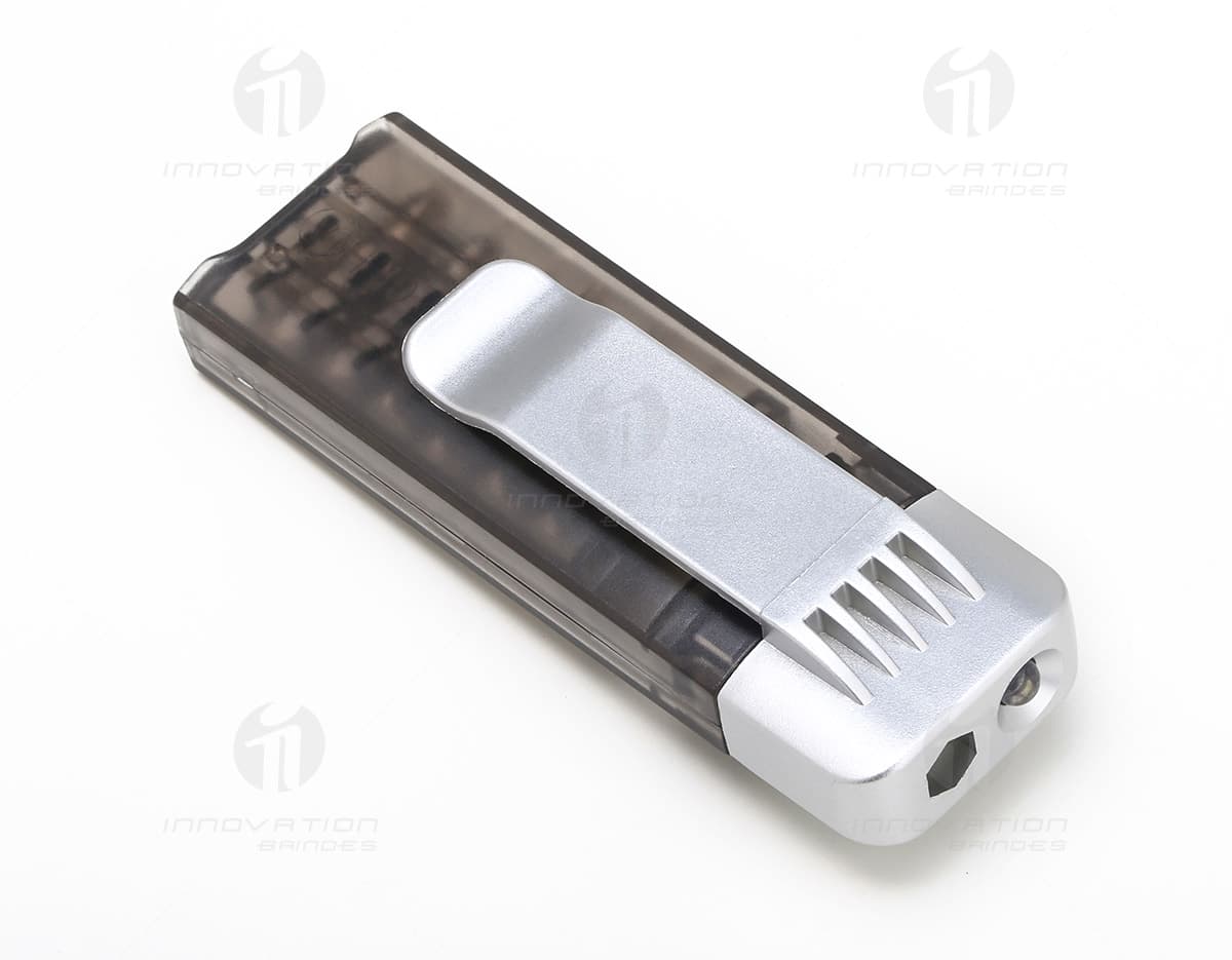 Equipamento eletrônico de alta tecnologia para projetar e duplicar documentos, com design moderno em metal prateado. Possui botões e teclado para conexão e armazenamento de dados, além de scanner e impressora a laser. Ideal para uso em ambientes de negócios e escritórios. Equipamento eletrônico de alta tecnologia para projetar e duplicar documentos, com design moderno em metal prateado. Possui botões e teclado para conexão e armazenamento de dados, além de scanner e impressora a laser. Ideal para uso em ambientes de negócios e escritórios.