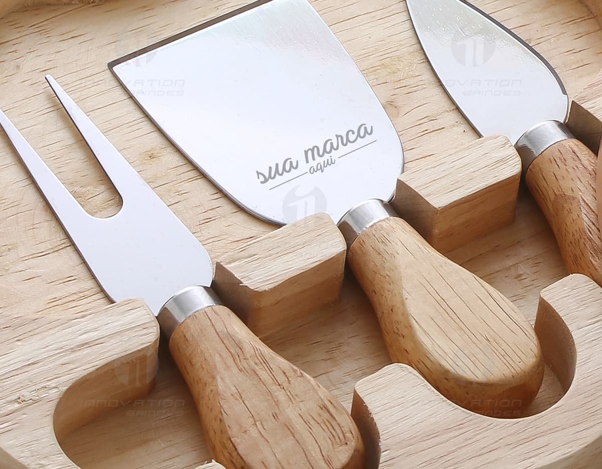 Kit Churrasco 3 Peças com Estojo em fundo branco. O kit inclui faca, garfo e pegador em aço inoxidável, armazenados em estojo de couro marrom. Kit Churrasco 3 Peças com Estojo em fundo branco. O kit inclui faca, garfo e pegador em aço inoxidável, armazenados em estojo de couro marrom.