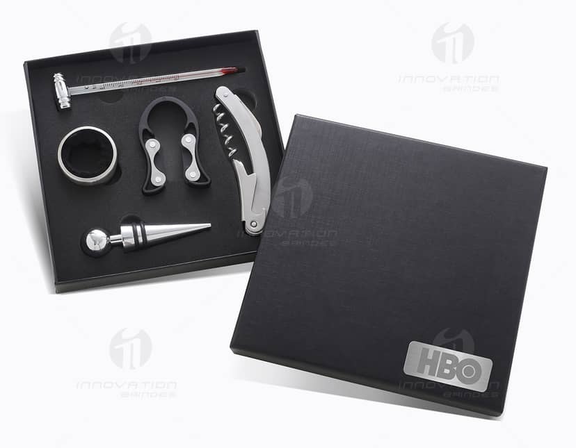 Kit Vinho Completo com 5 Acessórios em fundo branco. O kit inclui abridor de garrafas, corta-gotas, anel salva-gotas, tampa de garrafa e termômetro.