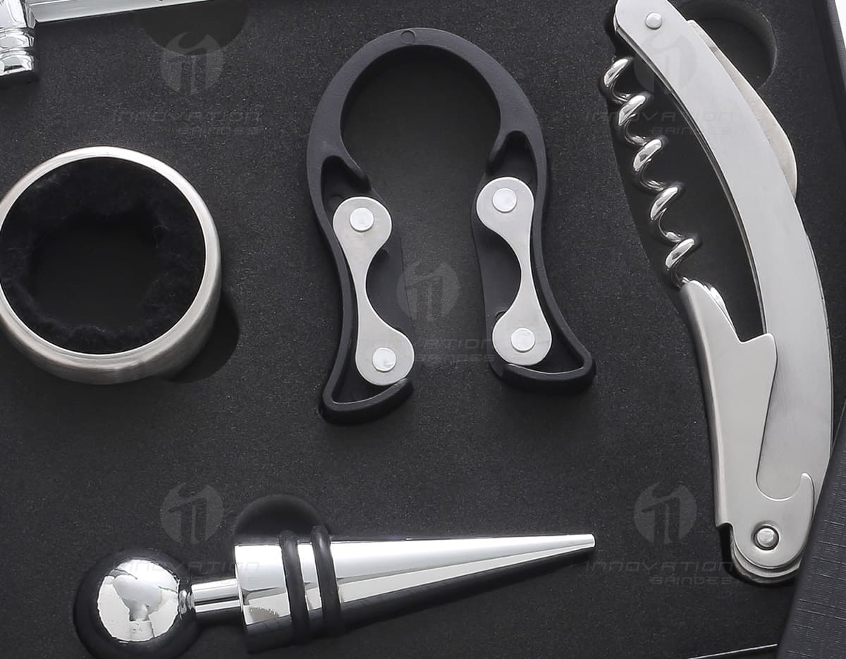 Kit Vinho Completo com 5 Acessórios em fundo branco. O kit inclui saca-rolhas, tampa de garrafa, corta-gotas, anel anti-gotas e termômetro. Kit Vinho Completo com 5 Acessórios em fundo branco. O kit inclui saca-rolhas, tampa de garrafa, corta-gotas, anel anti-gotas e termômetro.