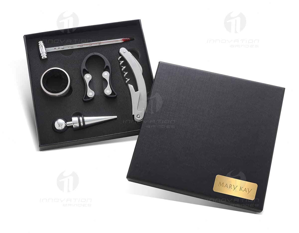 Kit vinho completo com 5 acessórios em fundo branco. O kit inclui saca-rolhas, tampa para garrafa, corta-pingos, anel corta-gotas e termômetro. Kit vinho completo com 5 acessórios em fundo branco. O kit inclui saca-rolhas, tampa para garrafa, corta-pingos, anel corta-gotas e termômetro.