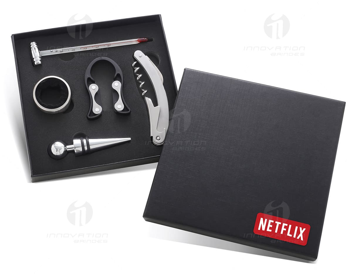 Kit Vinho Completo com 5 Acessórios em um fundo branco. Kit Vinho Completo com 5 Acessórios em um fundo branco.