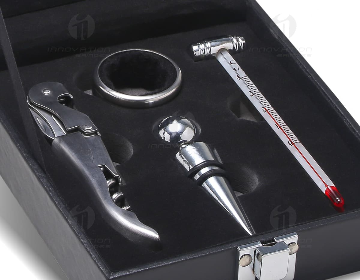 Kit metal caneta e lapiseira giro estojo em fundo branco. Kit metal caneta e lapiseira giro estojo em fundo branco.