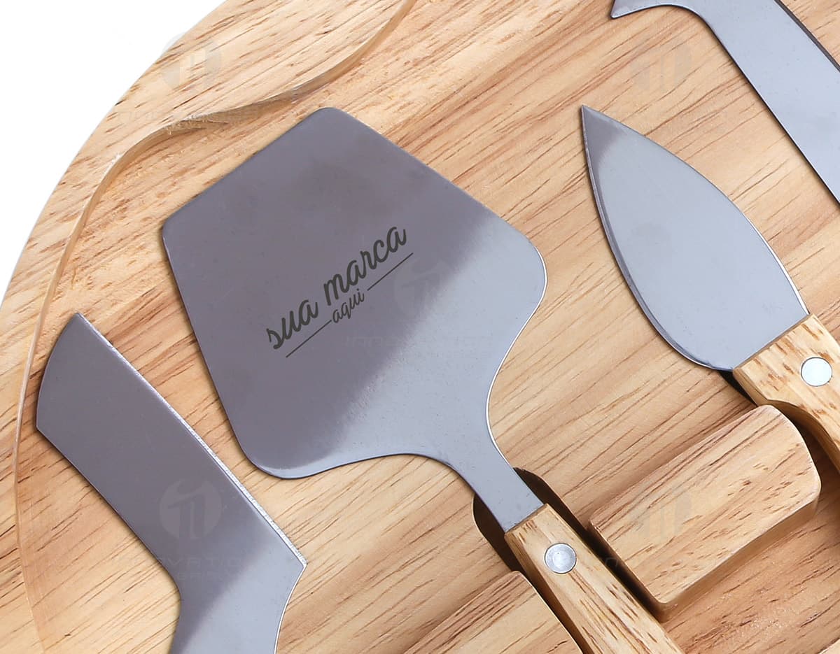 Kit queijo composto por 5 peças em inox e madeira. Kit queijo composto por 5 peças em inox e madeira.