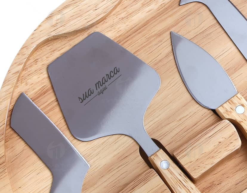 Kit queijo composto por 5 peças em inox e madeira.