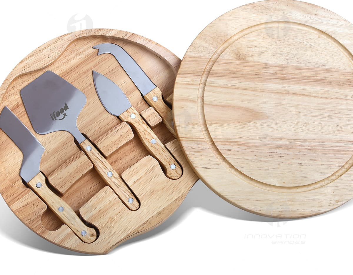 Tábua de corte de madeira com suco escorrendo de limão e ervas cortadas. Tábua de corte de madeira com suco escorrendo de limão e ervas cortadas.