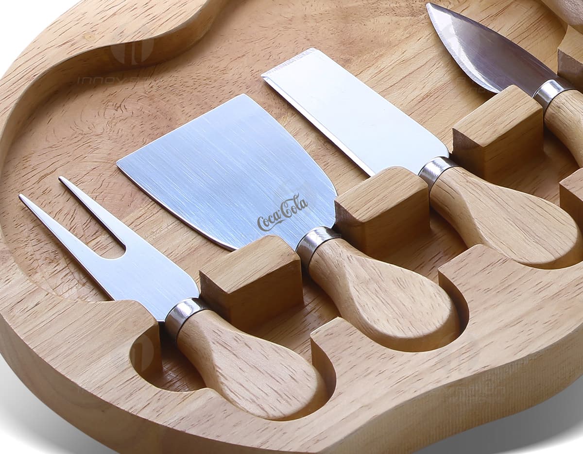 Conjunto de queijo composto por 4 peças e uma tábua de madeira. Conjunto de queijo composto por 4 peças e uma tábua de madeira.