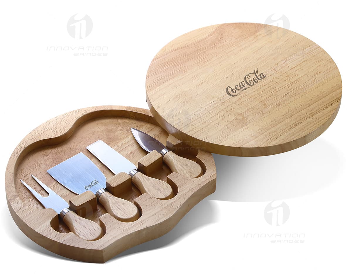 Kit churrasco contendo 5 peças: tábua de madeira e faca de corte. Kit churrasco contendo 5 peças: tábua de madeira e faca de corte.