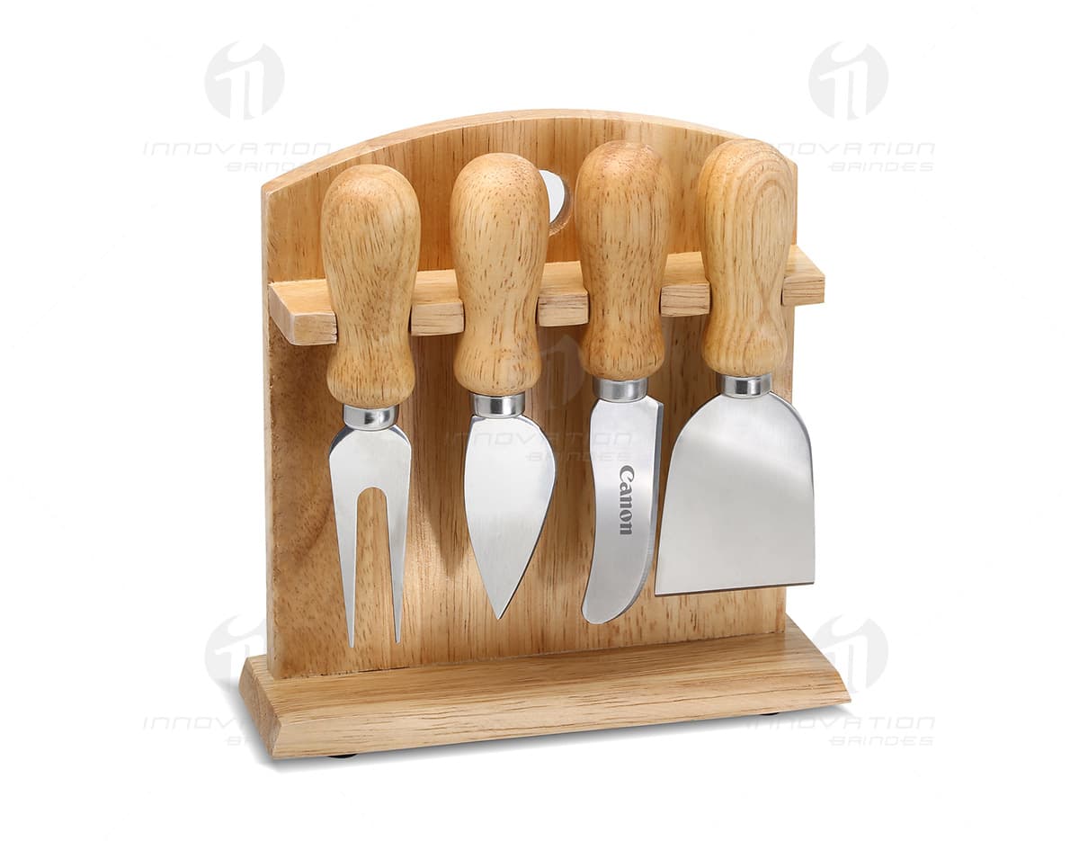 Kit Queijo 4 Peças em Suporte de Madeira. Kit Queijo 4 Peças em Suporte de Madeira.