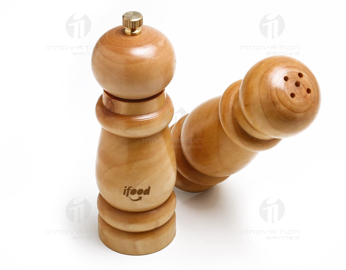 Peças de xadrez e ingredientes de culinária organizados em um kit moedor e porta temperos de madeira. O conjunto inclui um moedor de pimenta, alho fresco, e outros temperos, representando um jogo estratégico e saudável com foco em sucesso financeiro e bancário. Peças de xadrez e ingredientes de culinária organizados em um kit moedor e porta temperos de madeira. O conjunto inclui um moedor de pimenta, alho fresco, e outros temperos, representando um jogo estratégico e saudável com foco em sucesso financeiro e bancário.