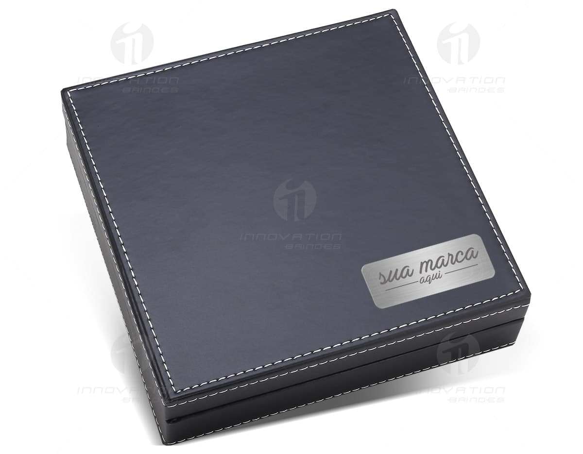 Conjunto de vinho composto por 5 peças, todas armazenadas em um estojo de couro. Conjunto de vinho composto por 5 peças, todas armazenadas em um estojo de couro.