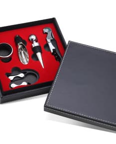 Porta Joias em Couro Sintético Aveludado, apresentando várias divisórias e compartimentos para organizar joias e acessórios. Tons neutros e elegantes. Porta Joias em Couro Sintético Aveludado, apresentando várias divisórias e compartimentos para organizar joias e acessórios. Tons neutros e elegantes.