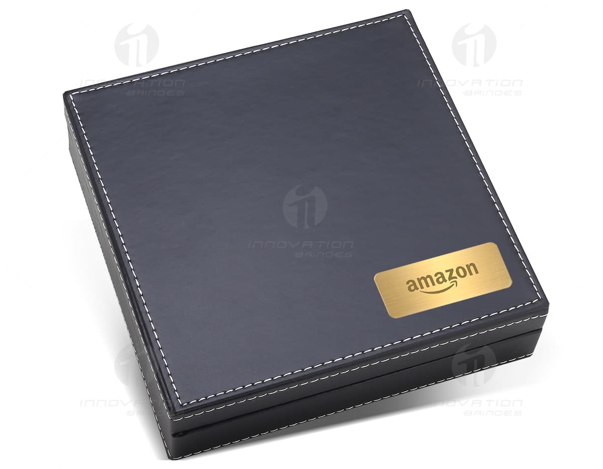 Kit churrasco em estojo com acessórios em fundo branco. O estojo contém faca, garfo, espátula, pinça e escova de limpeza, todos com cabo de madeira. Kit churrasco em estojo com acessórios em fundo branco. O estojo contém faca, garfo, espátula, pinça e escova de limpeza, todos com cabo de madeira.