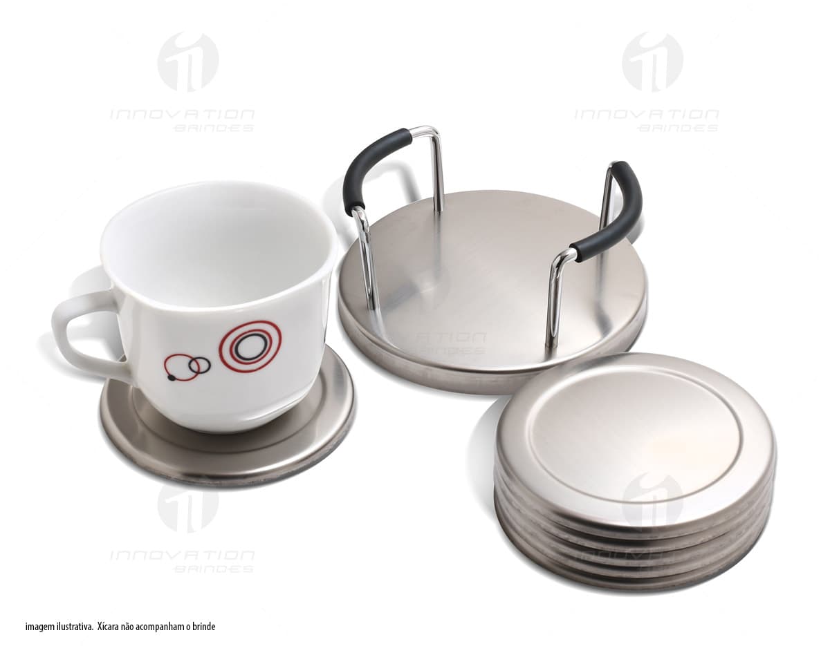 Conjunto de café composto por xícara, pires e bule em porcelana branca com detalhes em dourado. Conjunto de café composto por xícara, pires e bule em porcelana branca com detalhes em dourado.