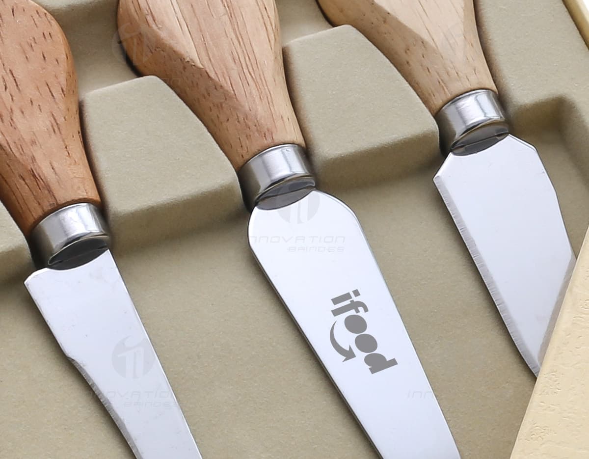 Conjunto 4 peças queijo: kit essencial, composto por faca, garfo, espátula e tábua de corte em madeira. Conjunto 4 peças queijo: kit essencial, composto por faca, garfo, espátula e tábua de corte em madeira.