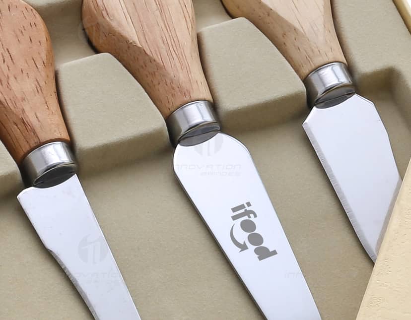 Conjunto 4 peças queijo: kit essencial, composto por faca, garfo, espátula e tábua de corte em madeira.