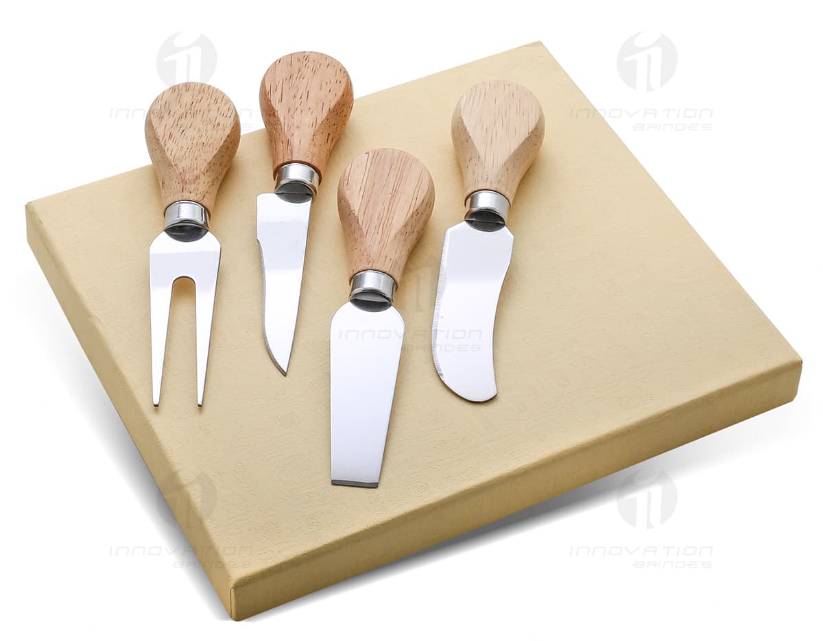 Kit queijo composto por 3 peças e uma tábua redonda feita de bambu. Kit queijo composto por 3 peças e uma tábua redonda feita de bambu.