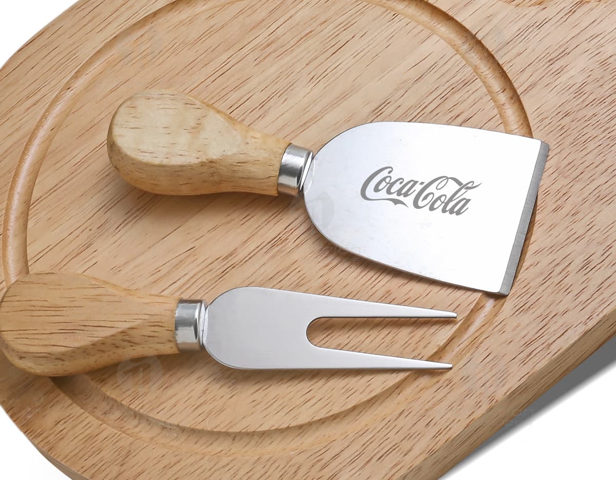 Foto de um moedor de cozinha na cor vermelha, com design moderno e quatro compartimentos distintos. Foto de um moedor de cozinha na cor vermelha, com design moderno e quatro compartimentos distintos.