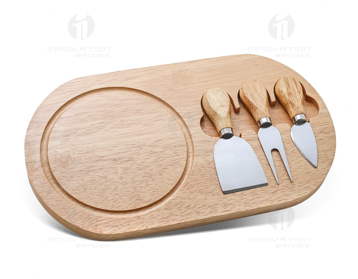 Kit queijo composto por 3 peças em aço inoxidável e uma tábua em madeira. Kit queijo composto por 3 peças em aço inoxidável e uma tábua em madeira.
