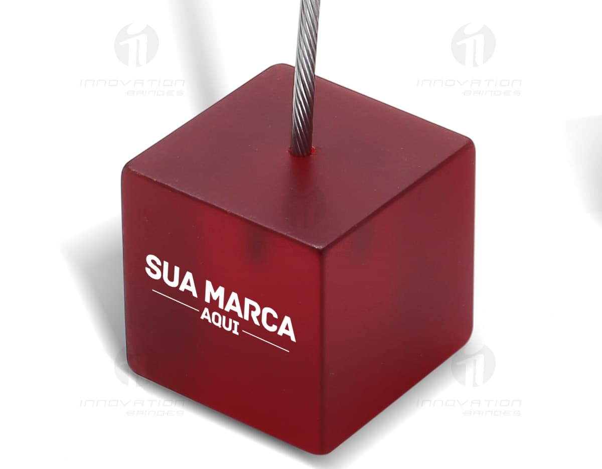 Bloco de anotações kraft com régua e sticky notes em destaque. Bloco de anotações kraft com régua e sticky notes em destaque.