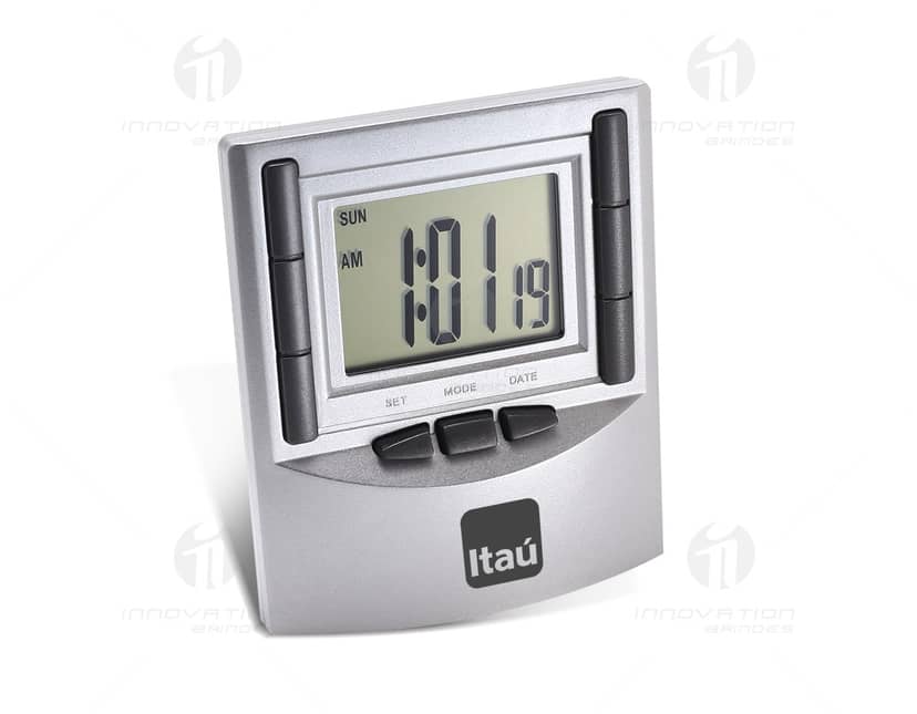 Relógio digital multifunção com display LED colorido, mostrando horas, minutos, segundos, data e temperatura ambiente. Possui alarme, cronômetro e luz de fundo. Cor preta com pulseira de silicone ajustável.