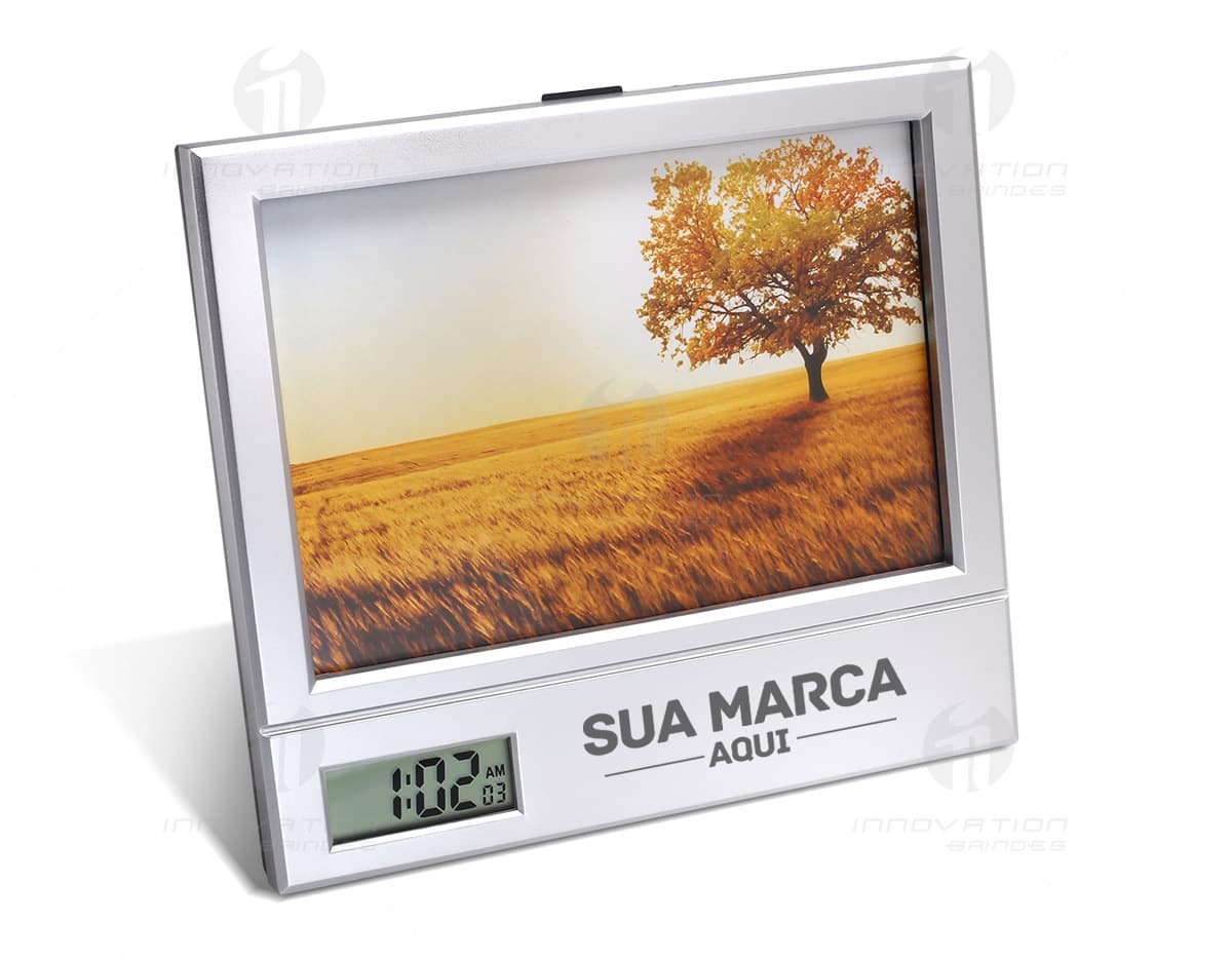 Porta retrato de madeira com acabamento em cor branca, possui espaço para inserção de uma foto no tamanho 10x15cm e detalhes em relevo na borda. Porta retrato de madeira com acabamento em cor branca, possui espaço para inserção de uma foto no tamanho 10x15cm e detalhes em relevo na borda.